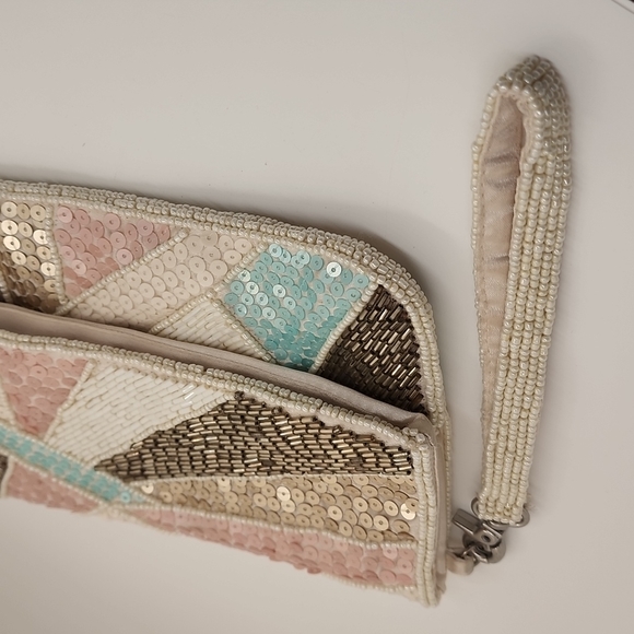 Aldo Sequin Clutch Beautiful detail. Detachable strap. Zipper closure. - Picture 3 of 8